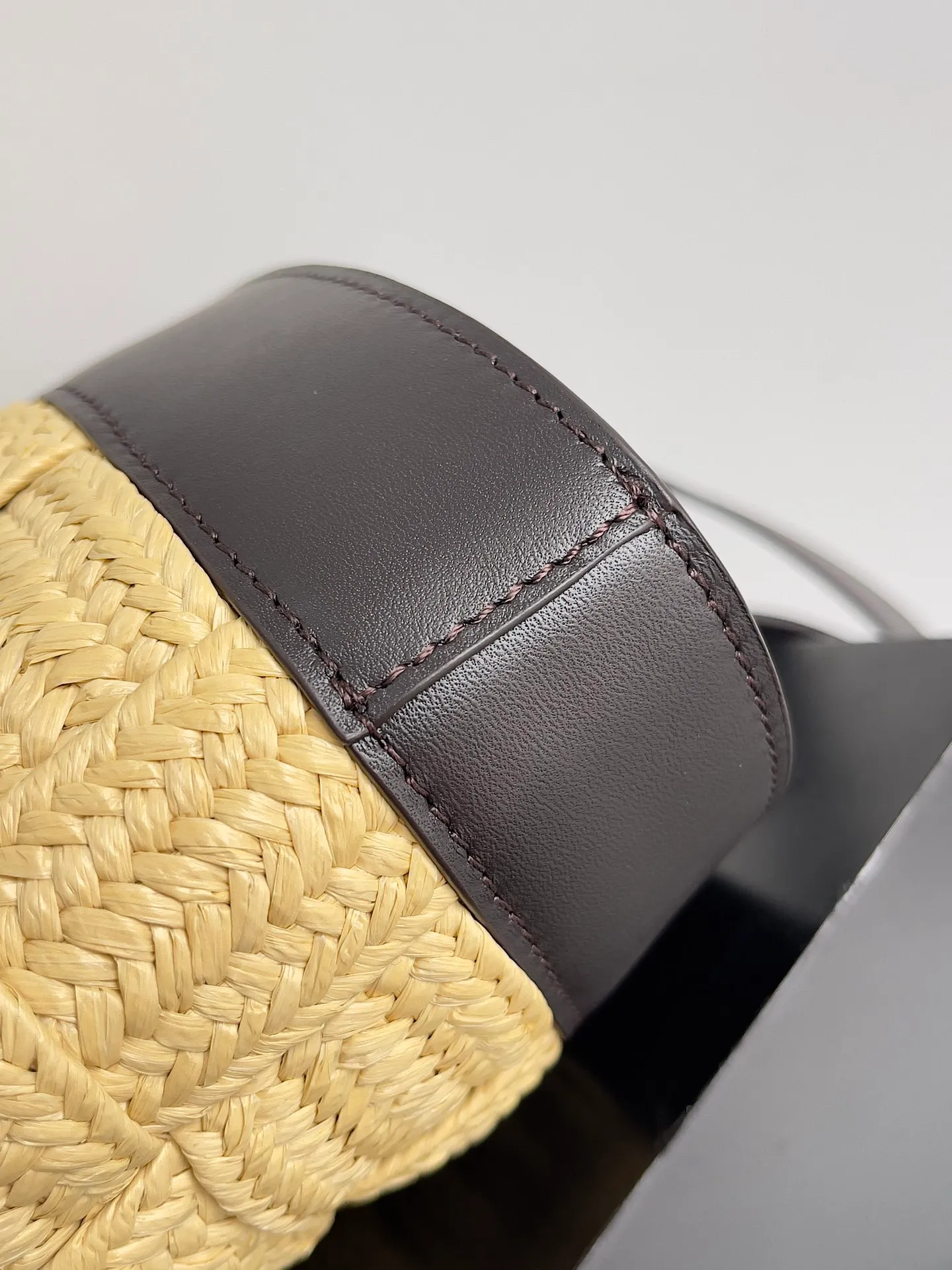 Batch 1960 Bottega Veneta BV straw shoulder bag. A super literary BV straw bag with a shopping bag shape. The top of the wrist bag is made of the highest grade lambskin. BV’s material selection is really impeccable. The straw part is very beautiful, elegant and natural, and the romance of phila grass. Phila grass is also called the wishing grass and love grass. It has a beautiful meaning for the one you love most. It is versatile and fashionable and has a large capacity. Style number: 730874 Size: 56*22*32